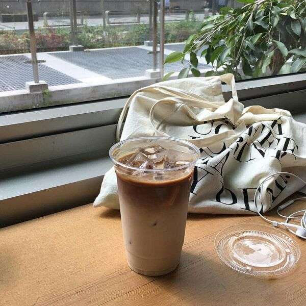 Tasse chaude posée près d’une fenêtre dans une ambiance matinale lumineuse